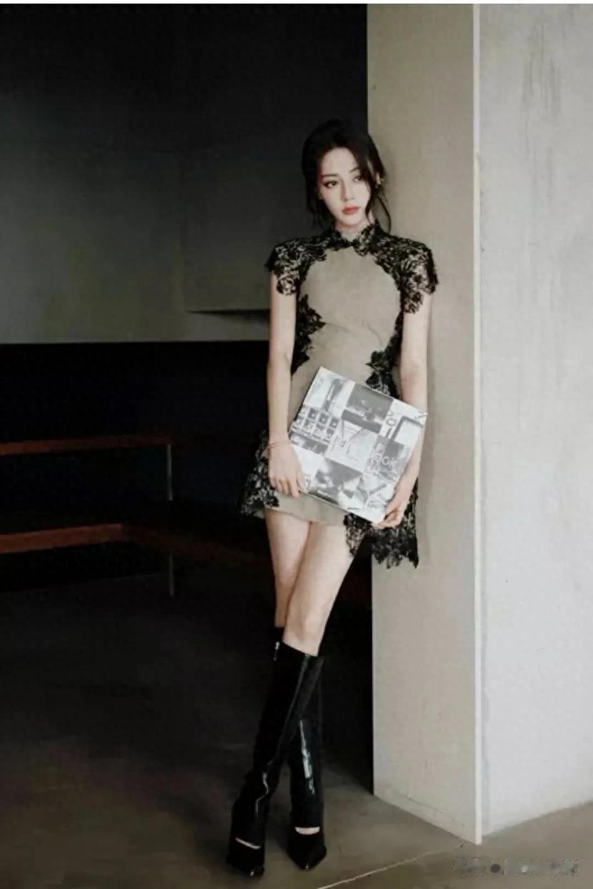 热巴蕾丝裙造型惊艳!中式风情尽显曲线美