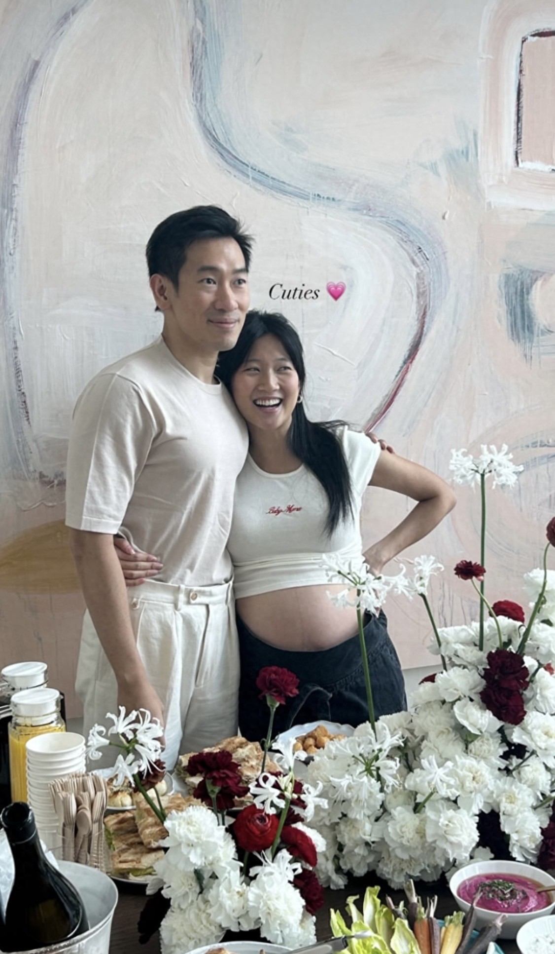 郑丹瑞长女在家办迎婴派对，临盆在即仍很瘦，林子祥儿子携女现身