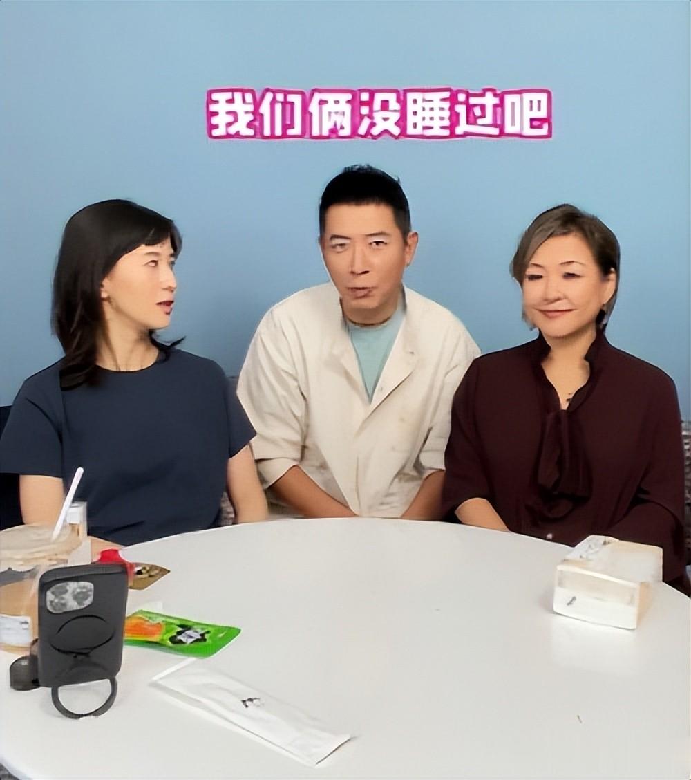 58岁李静飞清迈陪戴军过春节,两个人手牵手散步,相处更像夫妻