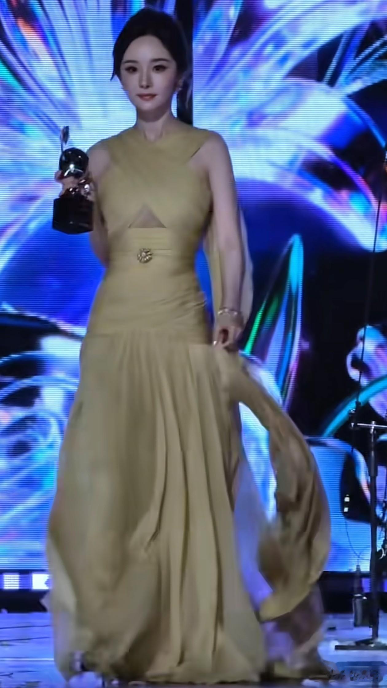 39岁杨幂尖叫之夜领奖：盘发+收腰长裙，身材纤细，美出新高度