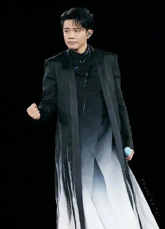 “手表风波”6月后，曾毅传来新消息，终究步入了李易峰后尘