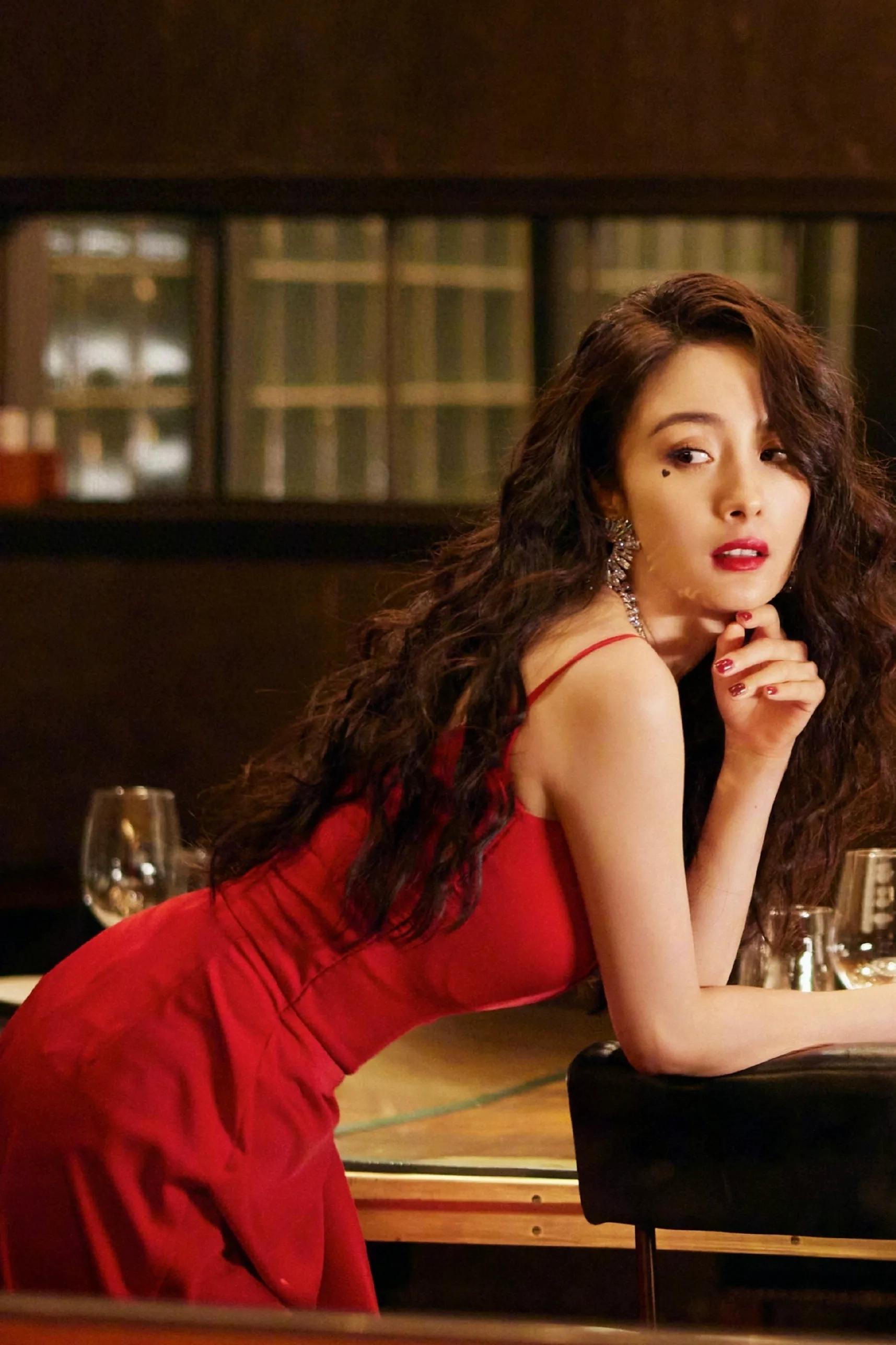 杨幂红色吊带裙，大红唇明艳照人