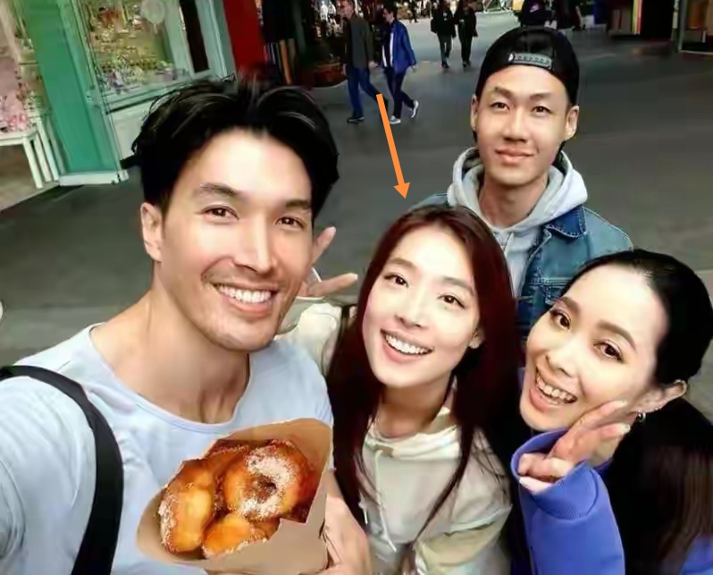 蔡依林前男友锦荣近照曝光，和女友继子度假，五官精致还是很帅