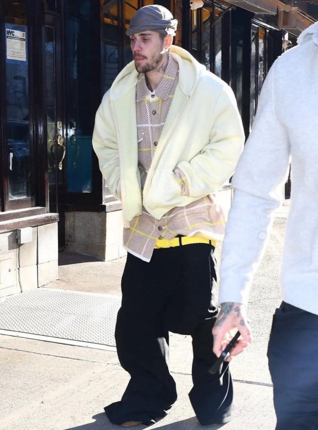 31岁贾斯汀·比伯带妻儿发新专辑，裤腰卡臀部下，被嘲“长不大”