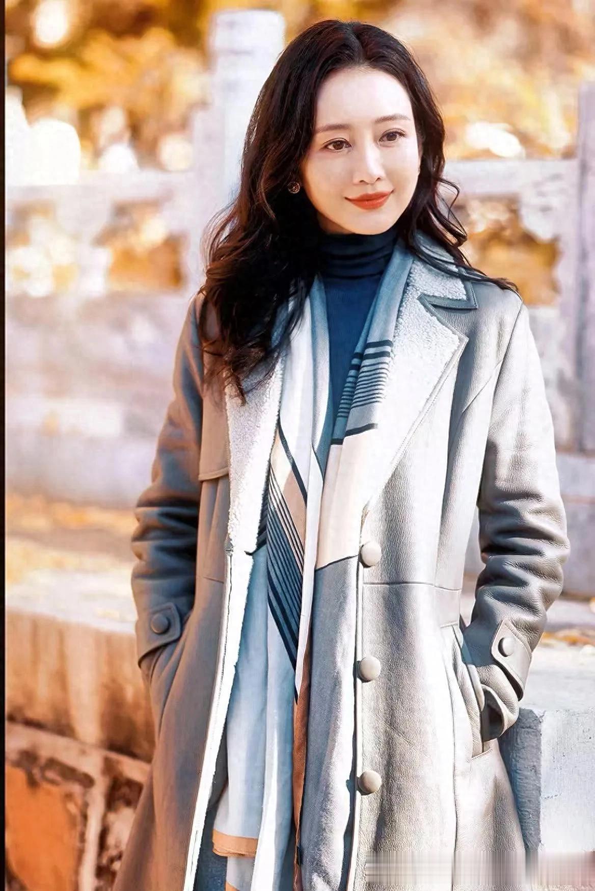 王鸥当妈后状态越发年轻！穿灰色大衣+牛仔裤，时髦又高级！