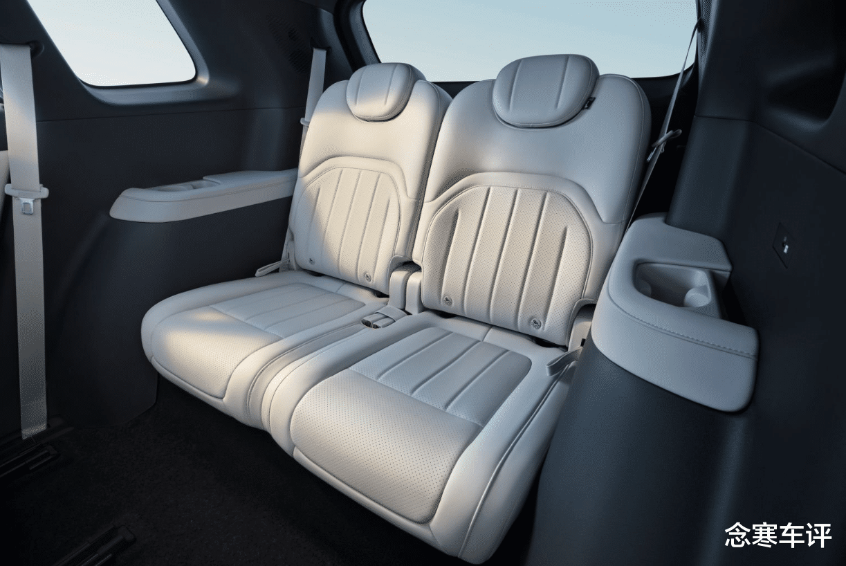 尺寸与价格的反差!东风eπ008车长超5米,轴距超3米,卖17.36万