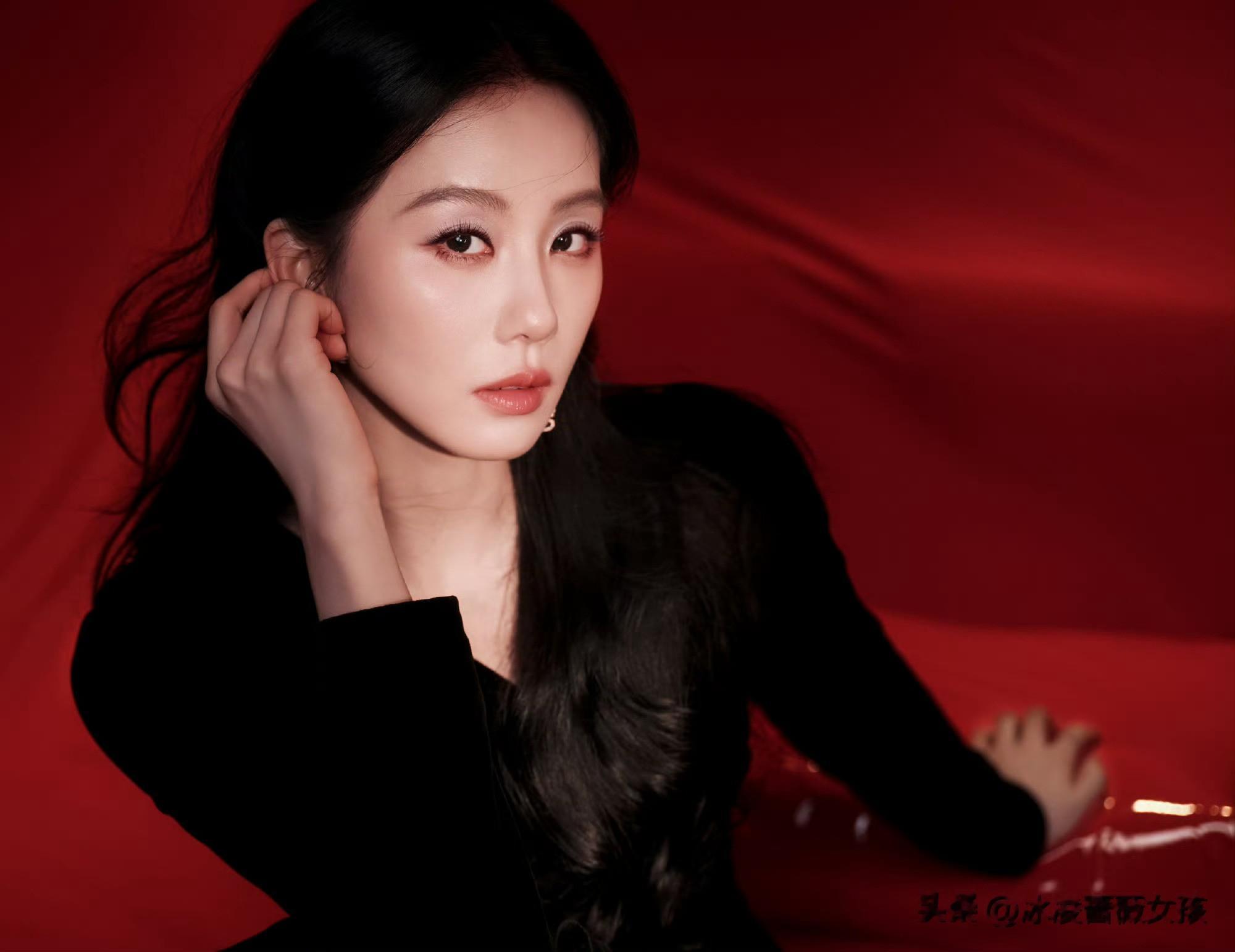 刘诗诗芭比波朗直播造型,黑丝绒长裙复古优雅气质拉满