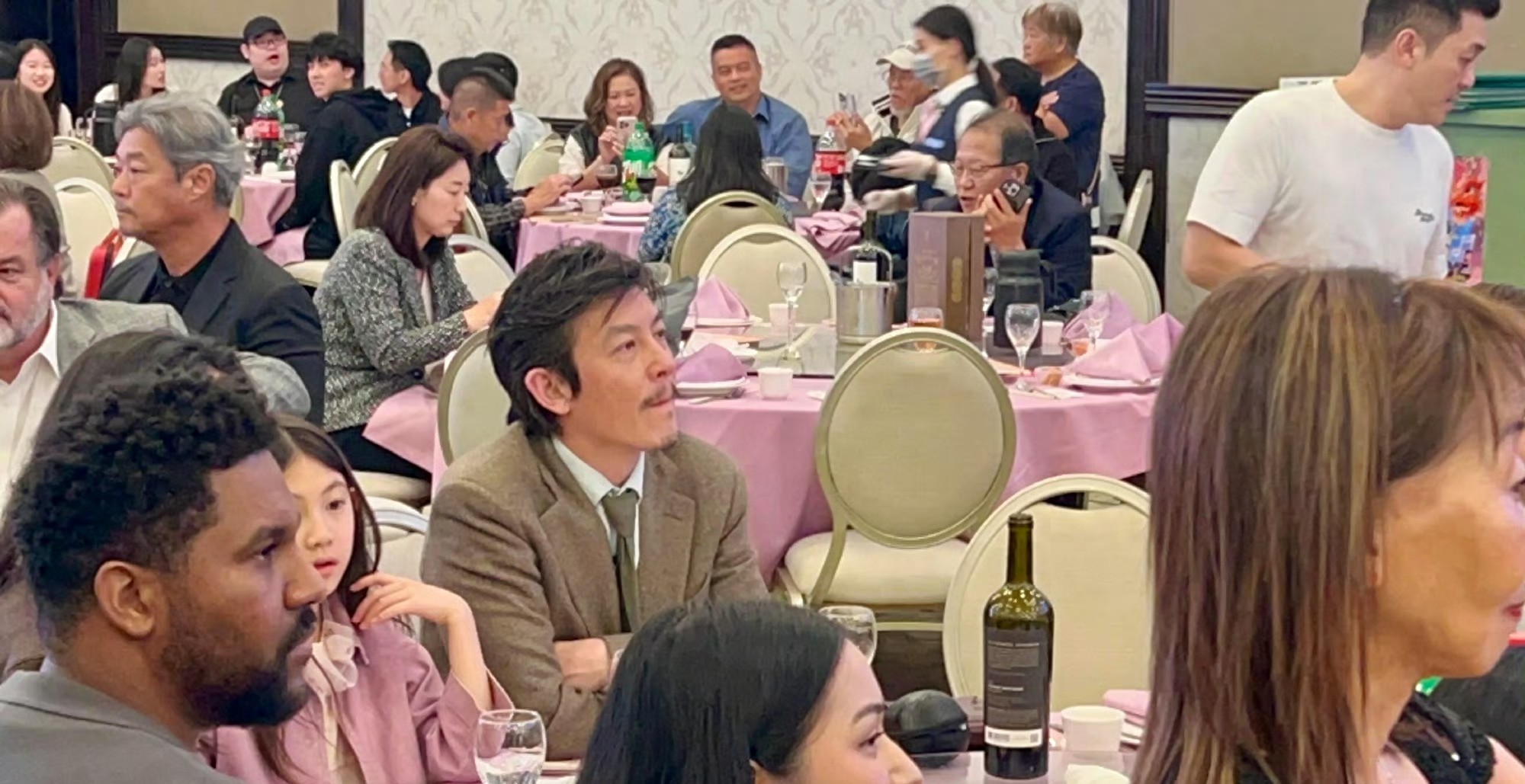 陈冠希参加好友婚礼,胡子拉碴老了很多,老婆女儿在身边很温馨