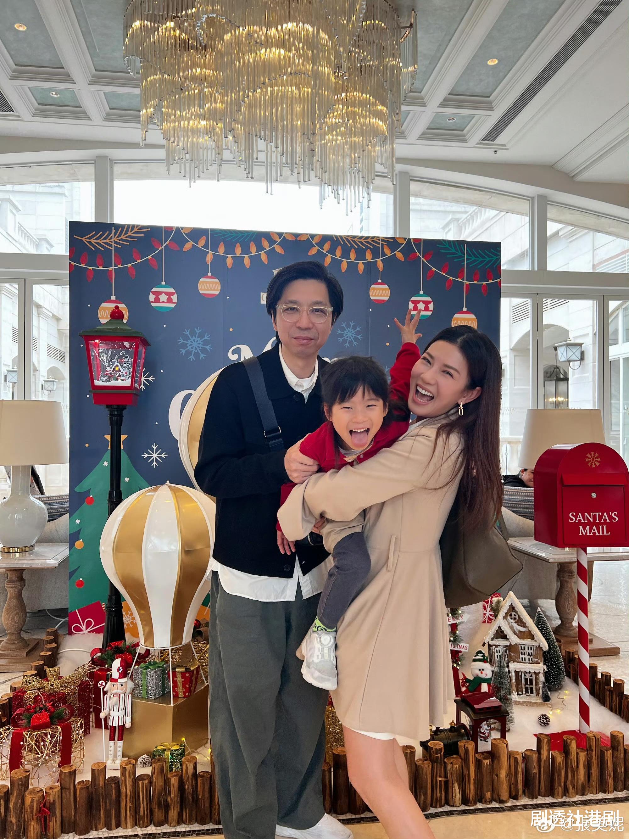 甜蜜放闪!TVB知名女星一家三口游越南,老公送惊喜深情献吻