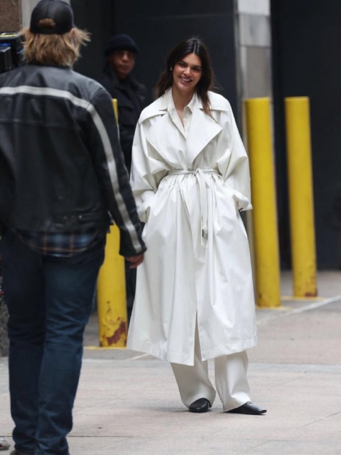 KendallJenner全套纯白look出街 ???