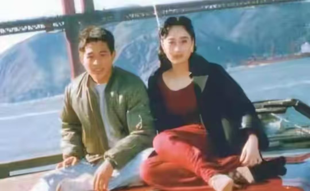 看了利智和何鸿燊合影,再看她和李连杰合影,生理性喜欢显而易见