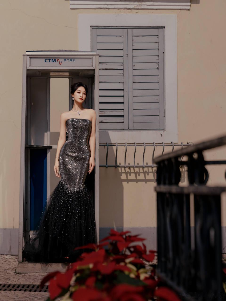 蓝盈莹一袭鎏银，定格尖叫之夜