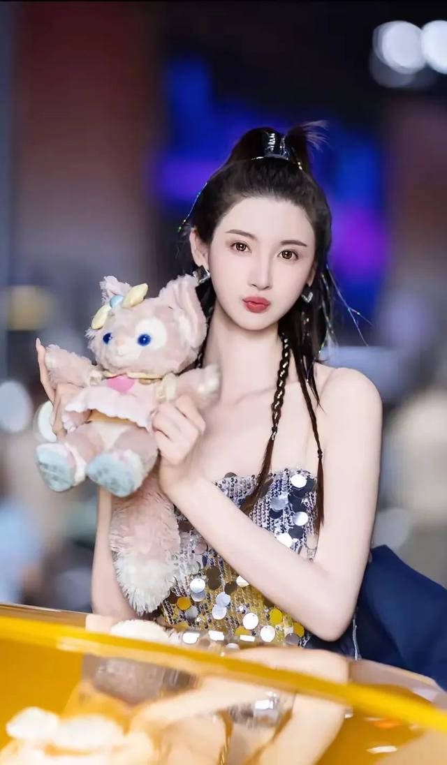 垂在胸前的小辫子，灵动俏皮。