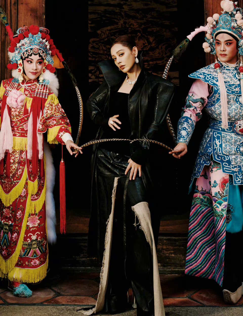 宁静鞋子好抢镜！现身金鸡奖红毯，黑色长皮衣搭配长靴又美又飒