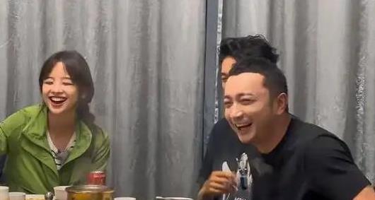 央视主播聚会被拍,小尼当众剔牙,王冰冰微微眯眼