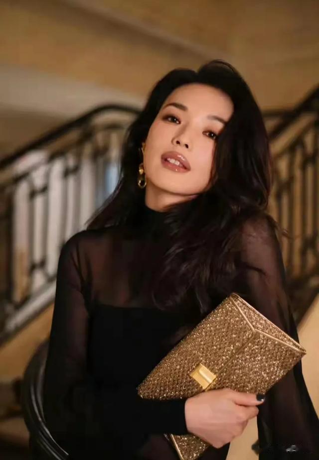 巴黎时装周：49岁发胖的林心如被49岁自律的舒淇“虐”得体无完肤