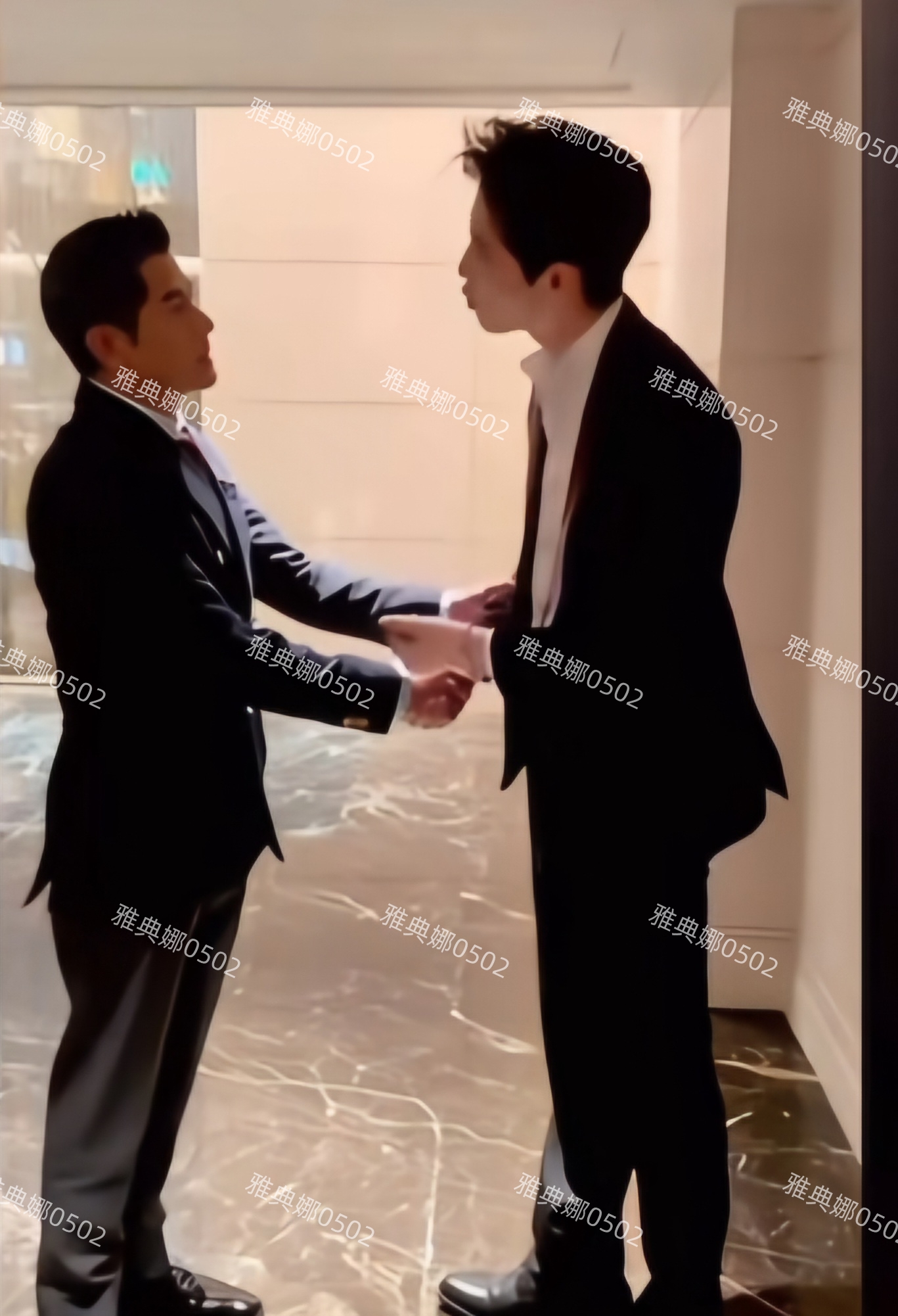 郭富城单看挺帅但跟1米84的阿云嘎站一起,需要仰着头看他太虐了