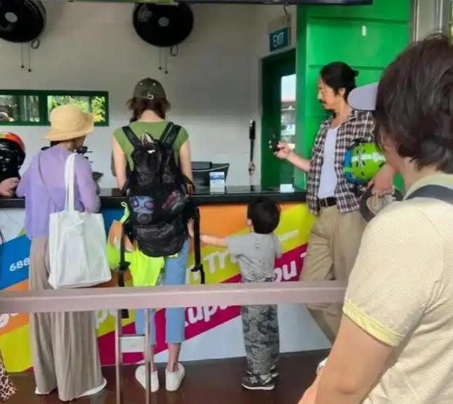 50岁林志玲现身东京!脸馒化对老外笑得谄媚,却被身边老妇人抢镜