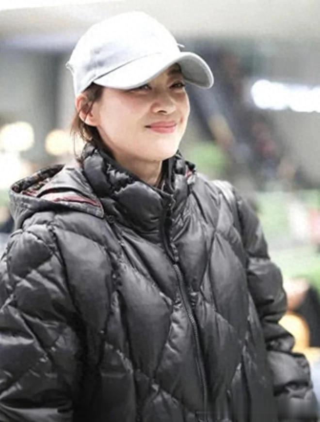 50岁梅婷瘦身后越来越时髦！羽绒服+打底裤+棕色雪地靴 减龄又高级