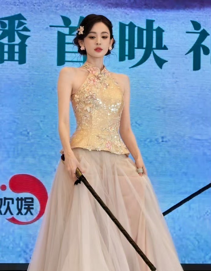 真国色天香！娜扎出席活动，穿粉色中式挂脖长裙，直接美到心巴上