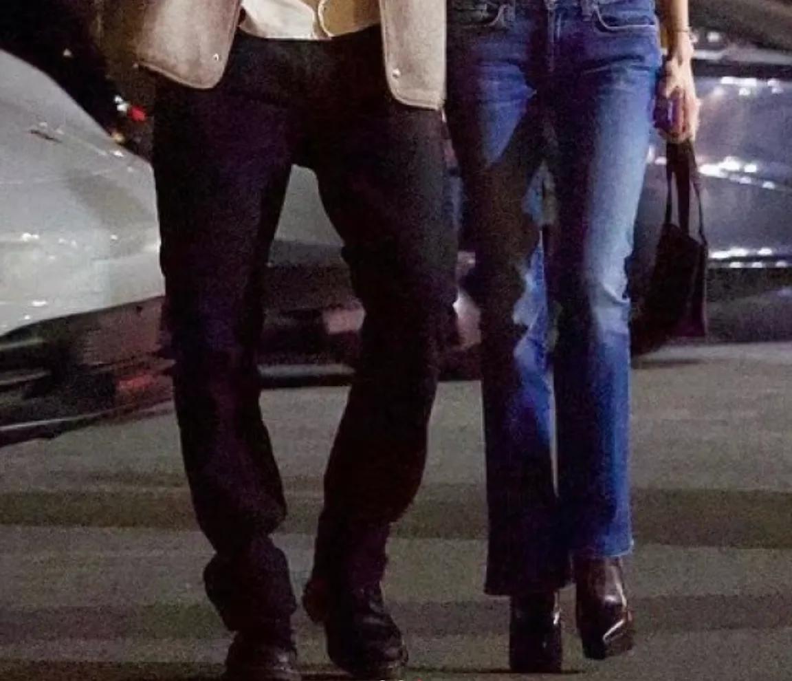 大布妮可拉最新街拍，妮可拉又踩15cm高跟鞋出门，大布罗圈腿太丑