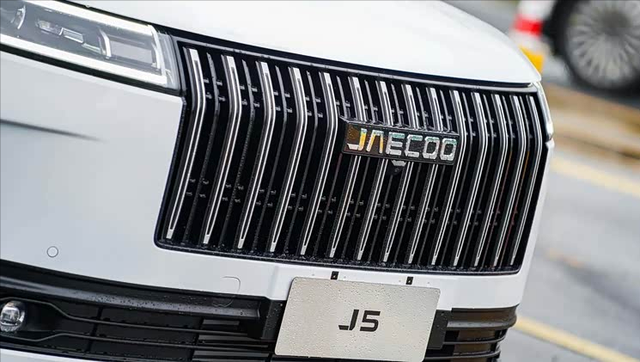 2025款JAECOO J5纯燃油版亮相，搭载1.6T涡轮引擎！