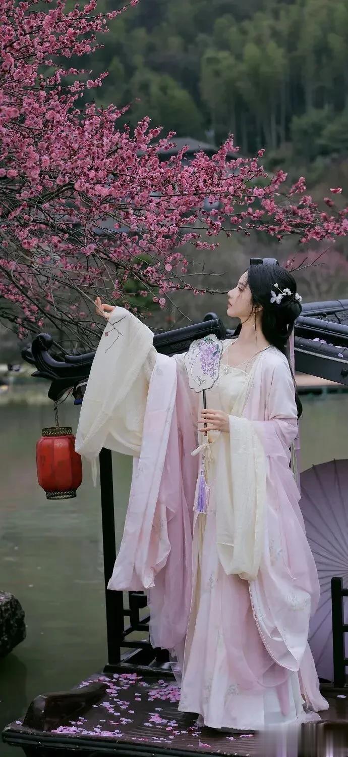 刘些宁:一袭汉服入画来,古典美惊艳了时光