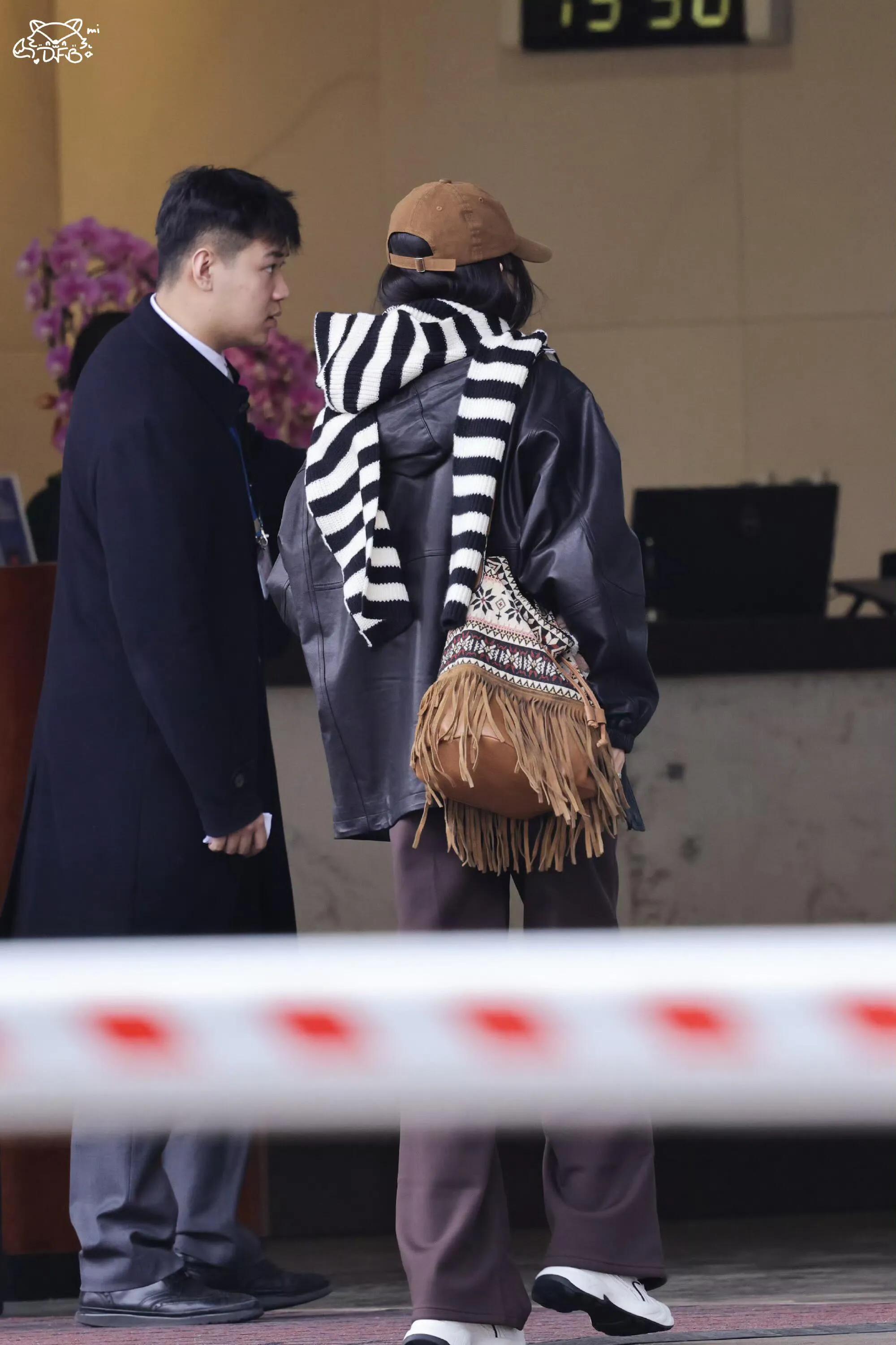 杨幂摆出S曲线坐泳池边，她扎了一头的小辫儿，她踮起脚尖比心美