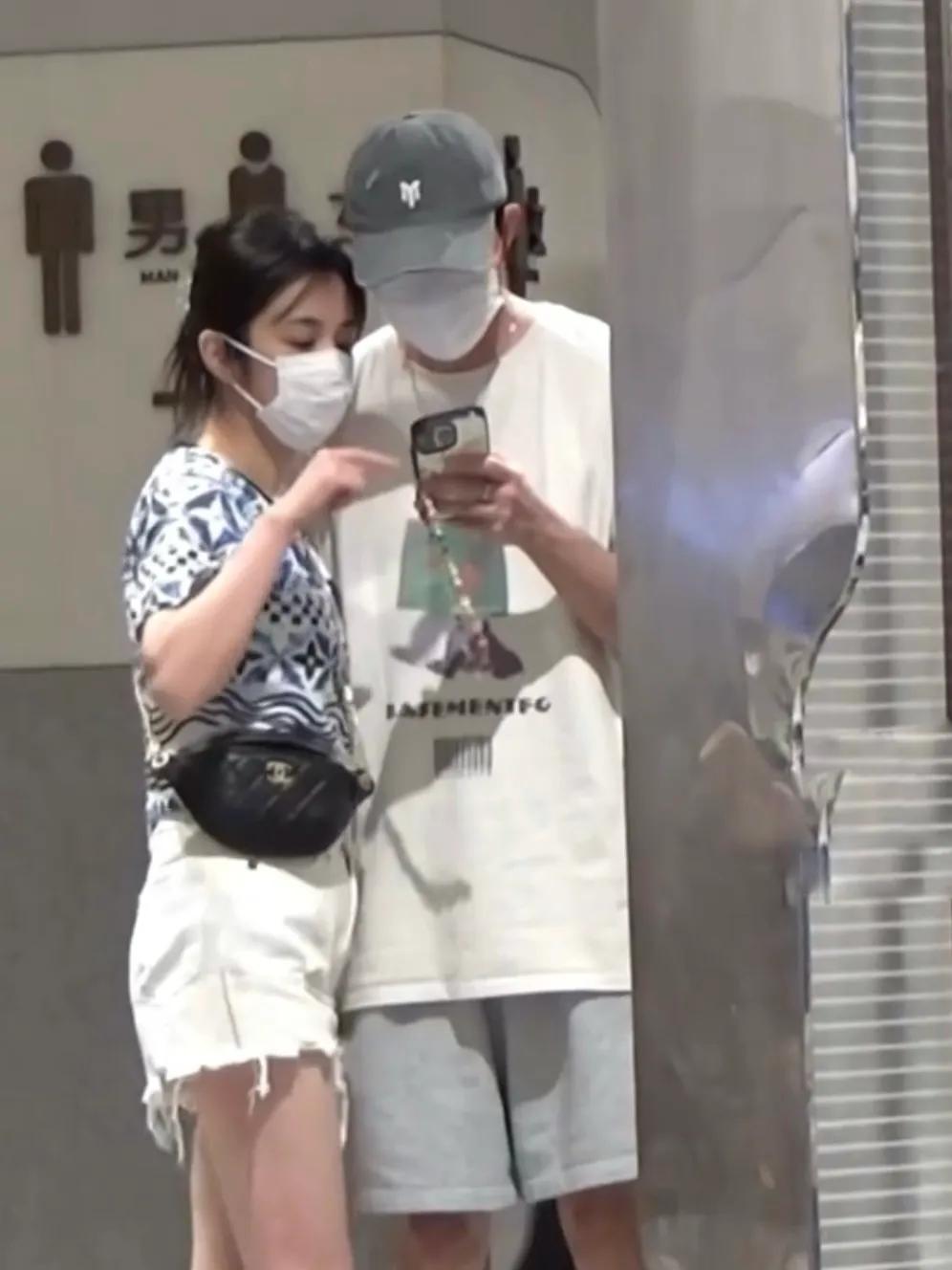 俞灏明王晓晨逛街撒狗粮,全程牵手贴贴好甜蜜,手上同款对戒抢镜