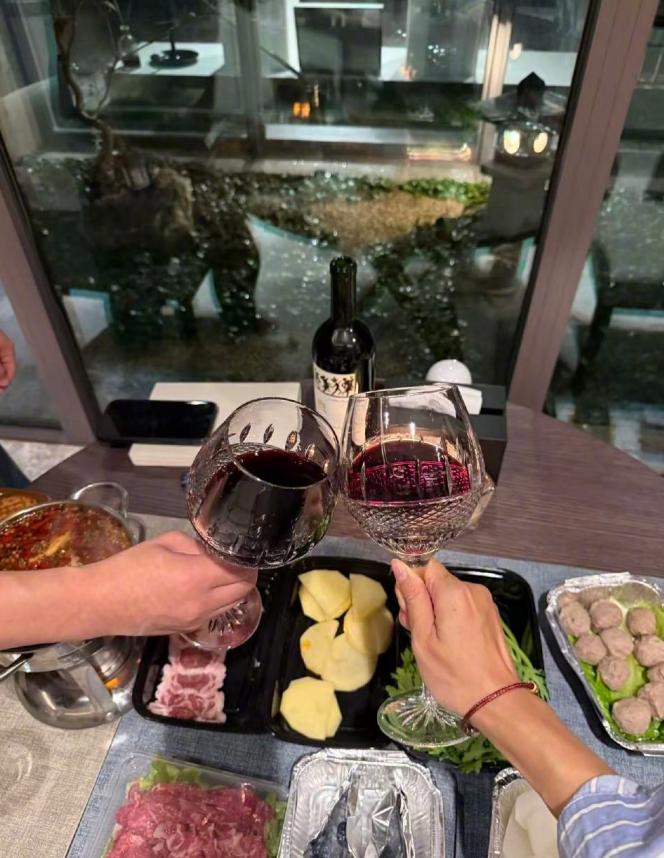 黄轩中秋节晒北京大别墅,还养着2只猫,女朋友出镜一起吃火锅