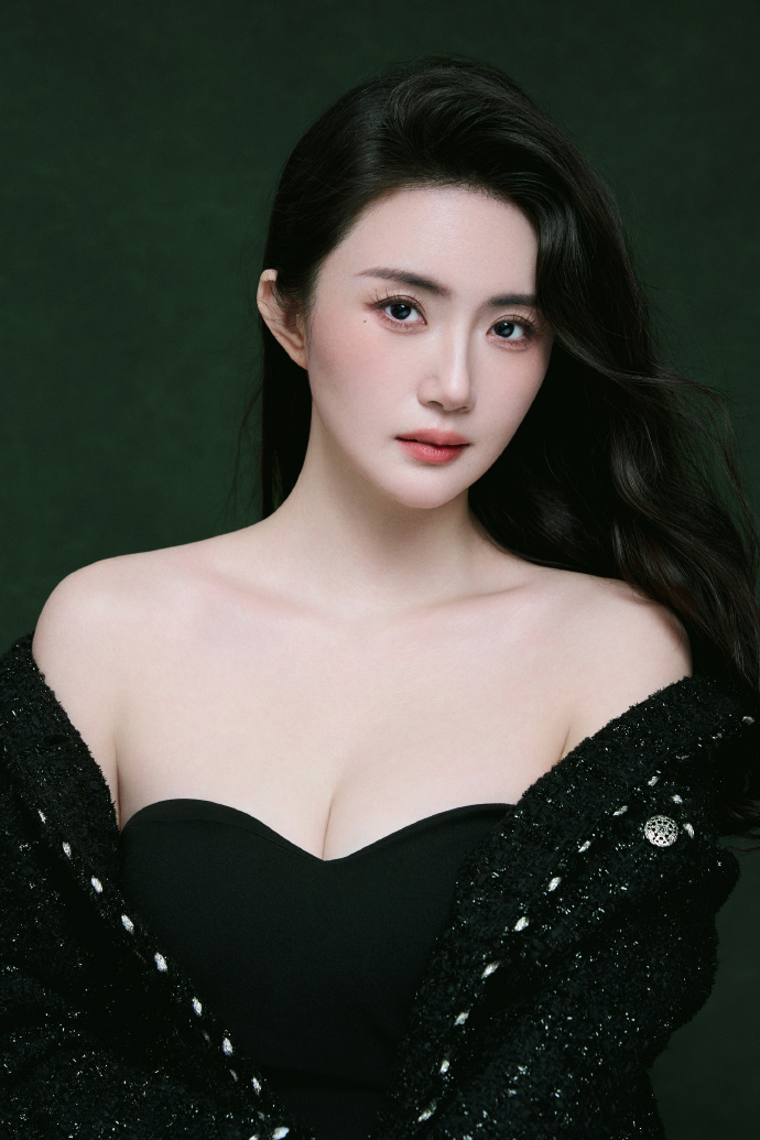 演员赵昕黑色抹胸裙写真,这身材太顶了