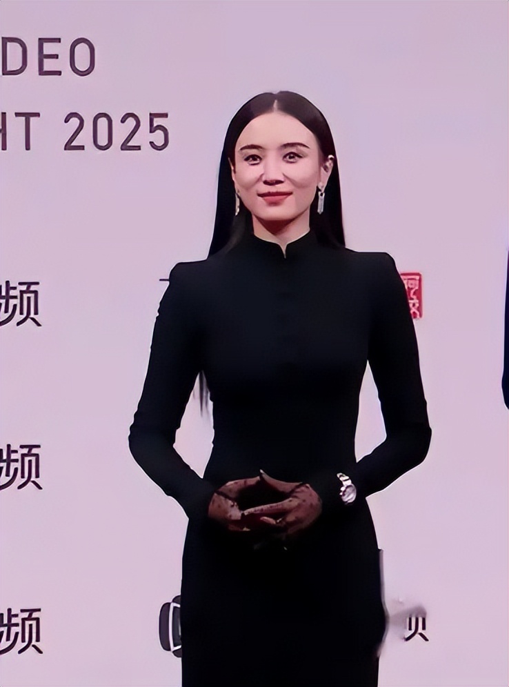 这一夜宋佳像猛虎下山！穿旗袍美到脚趾尖完全不顾倪妮赵露思死活