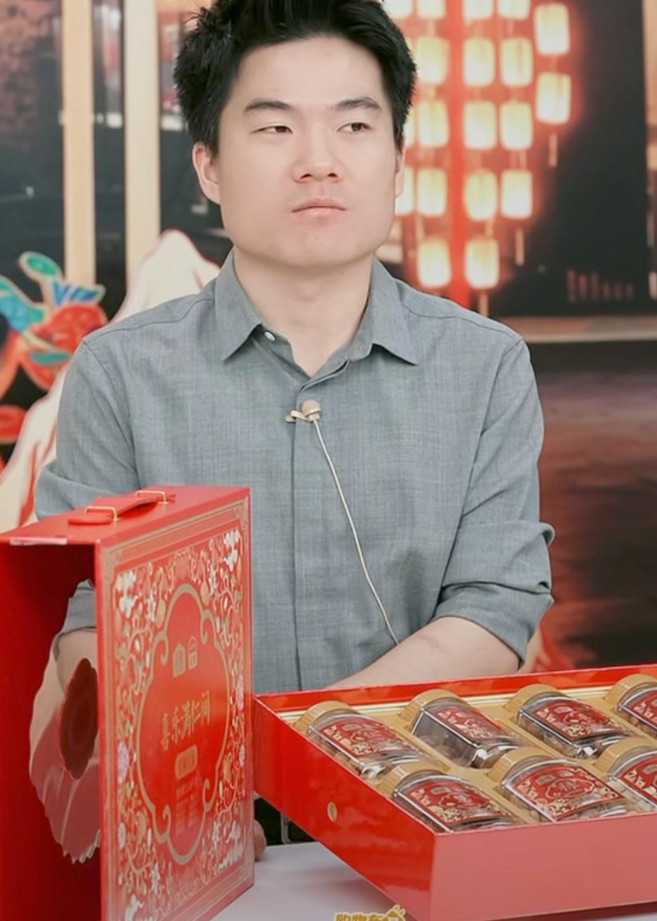 董宇辉抽空上播首发三样定制品，结果被网友喊“闭嘴”“下去”