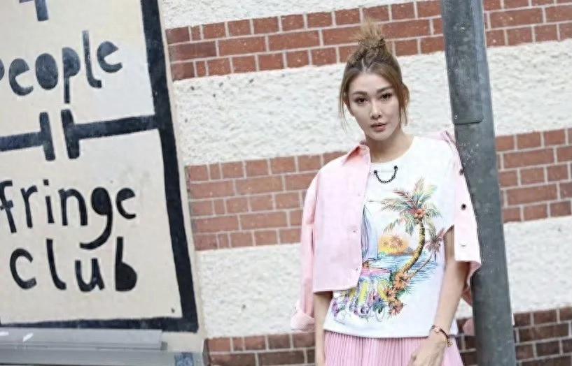 香港影星离婚后身家两亿，拒富豪养妻偏追零零后，私下恋情引争议