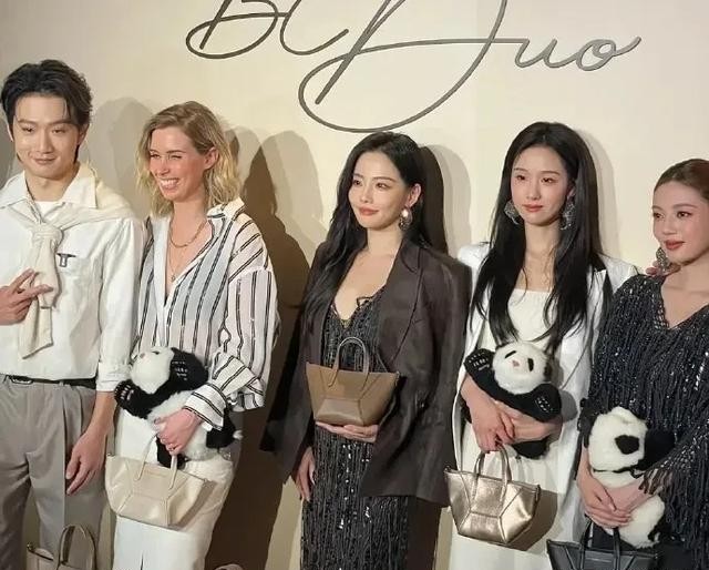 37岁张嘉倪复出首秀变化大！五官轮廓神似刘诗诗，还被质疑丰唇