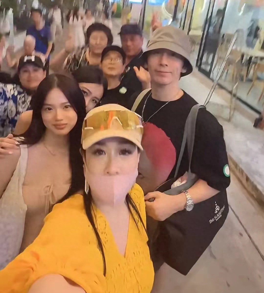 钟丽缇一家8口出国度假，二女儿枕后爸肩膀拍照，婆婆和妈很亲密