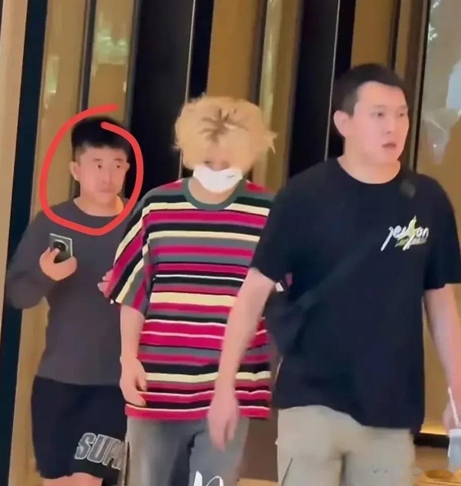 鹿晗醉酒跟司晓迪躺一起，更多同款证据被扒，网友喊话关晓彤倒油
