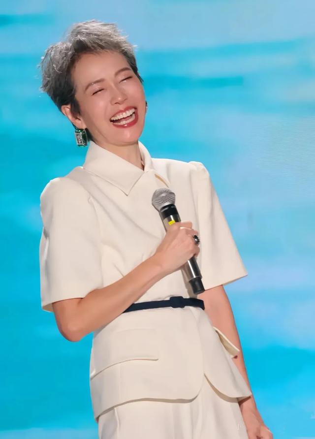 叶童：只要皱纹不长进心里，我们永远风华正茂