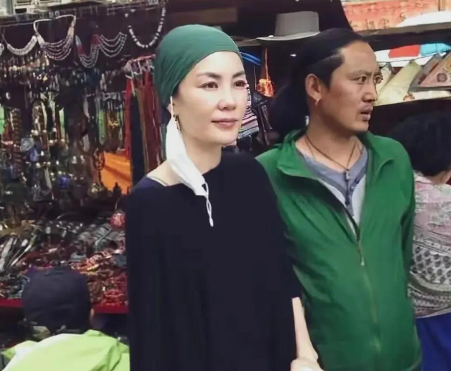 王菲近况引担忧,两个细节暴露了一切,疑似谢霆锋再陷“老本行”