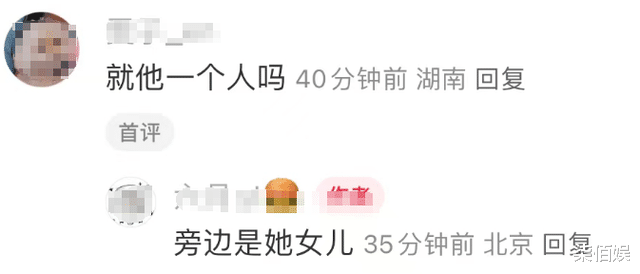 宋丹丹和儿子一家逛街,与小22岁儿媳穿同款好年轻,婆媳像同龄人