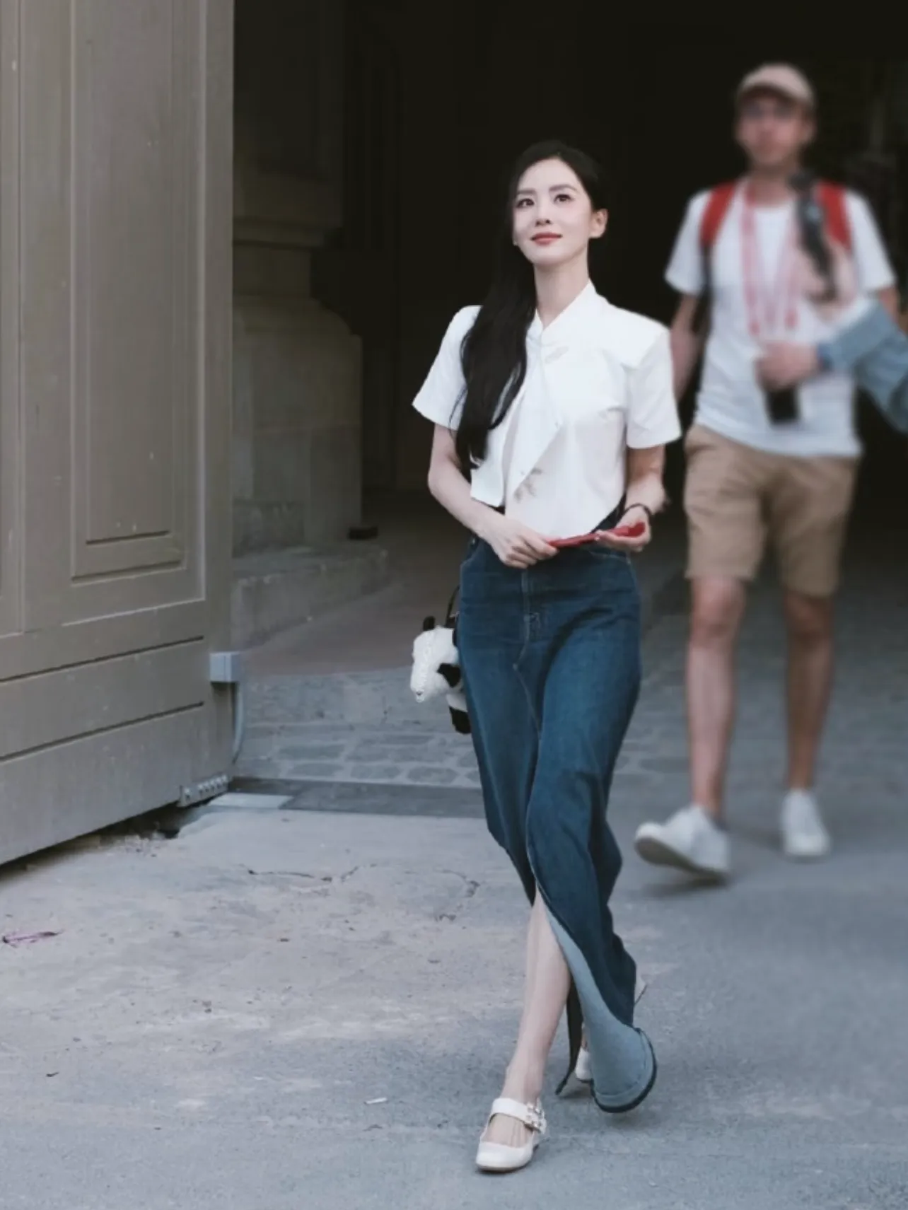 刘诗诗带火了一种减龄穿搭：新中式刺绣上衣+阔腿裤，减龄又高级