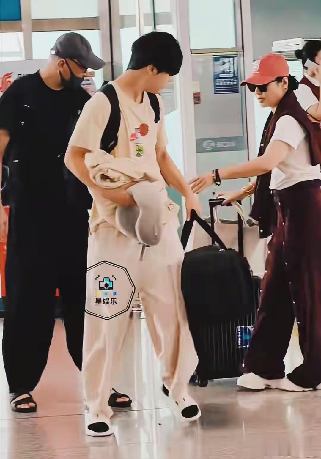 梁静管虎机场送16岁犇犇上学，犇犇身高190，长相完全遗传管虎