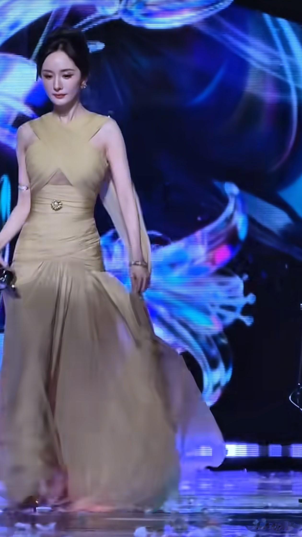 39岁杨幂尖叫之夜领奖：盘发+收腰长裙，身材纤细，美出新高度