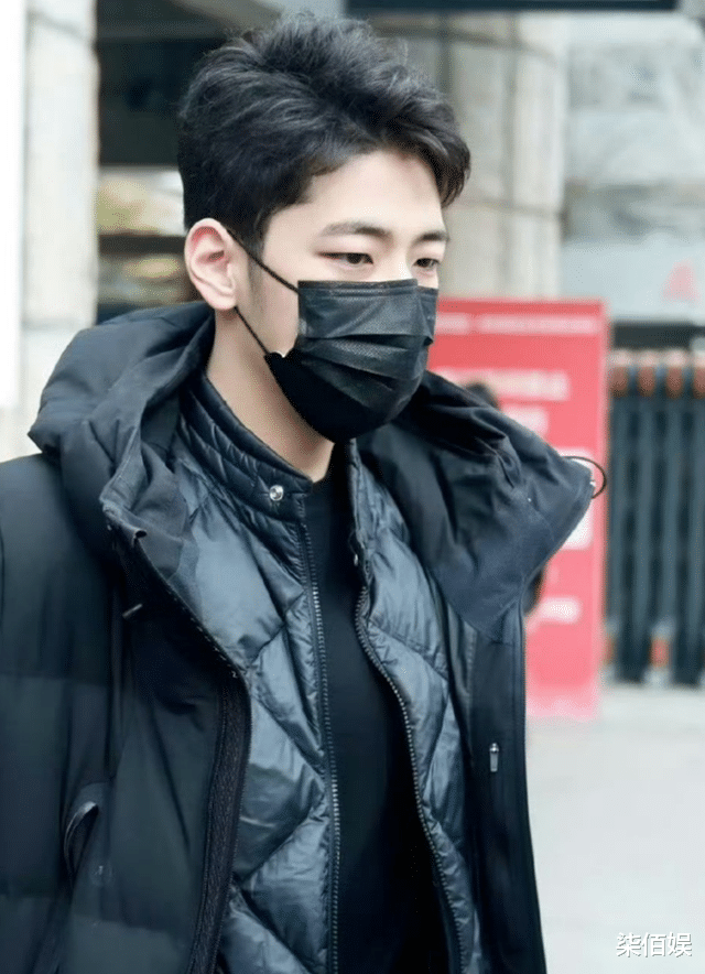 郭涛一家四口参观牛津大学，妻子穿瑜伽裤腿好粗，儿女都是大高个