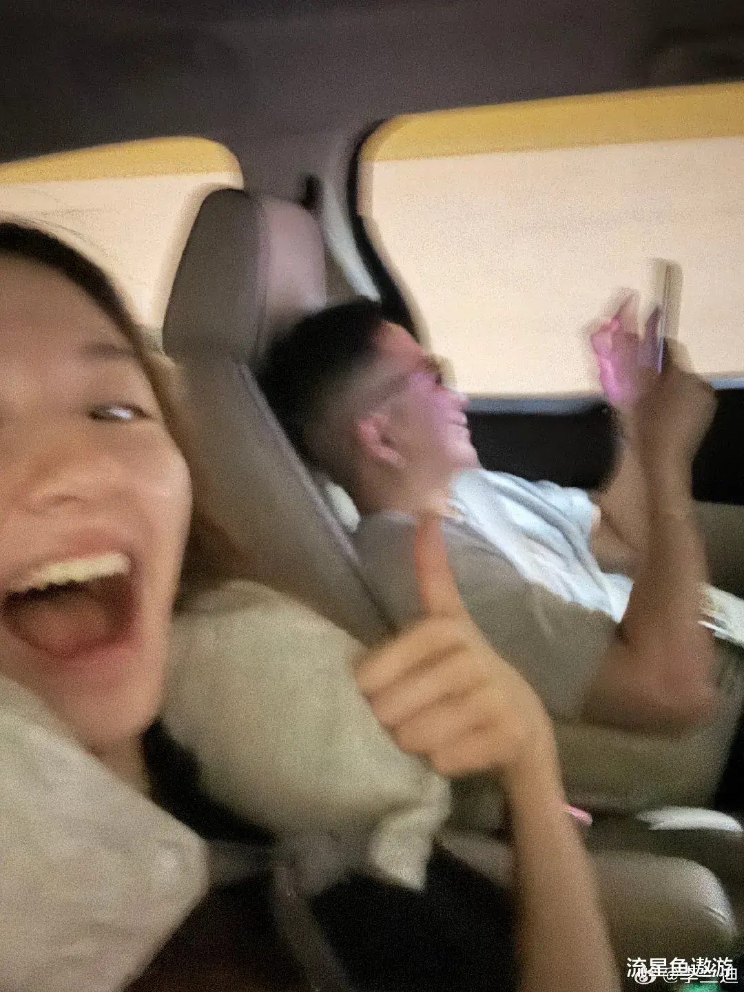 经纪人变身顶流明星?李兰迪机场笑弯了腰,幽默回应化解尴尬