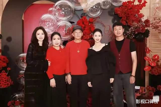 佟大为一家参加董璇生日宴，9岁儿子罕见出镜，长相憨厚身高猛长