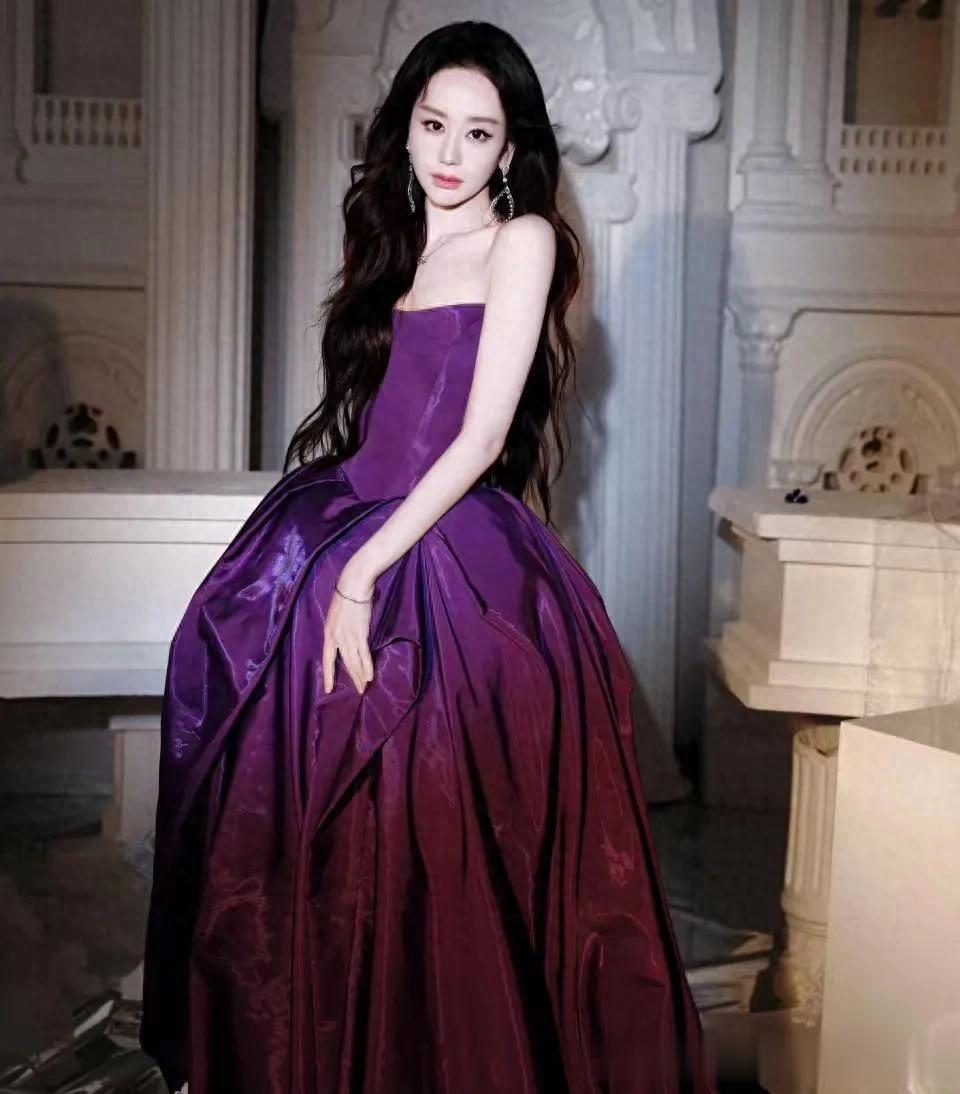 海陆原来这么有“料”！一袭紫色抹胸裙+长卷发，凹凸感好撩人！