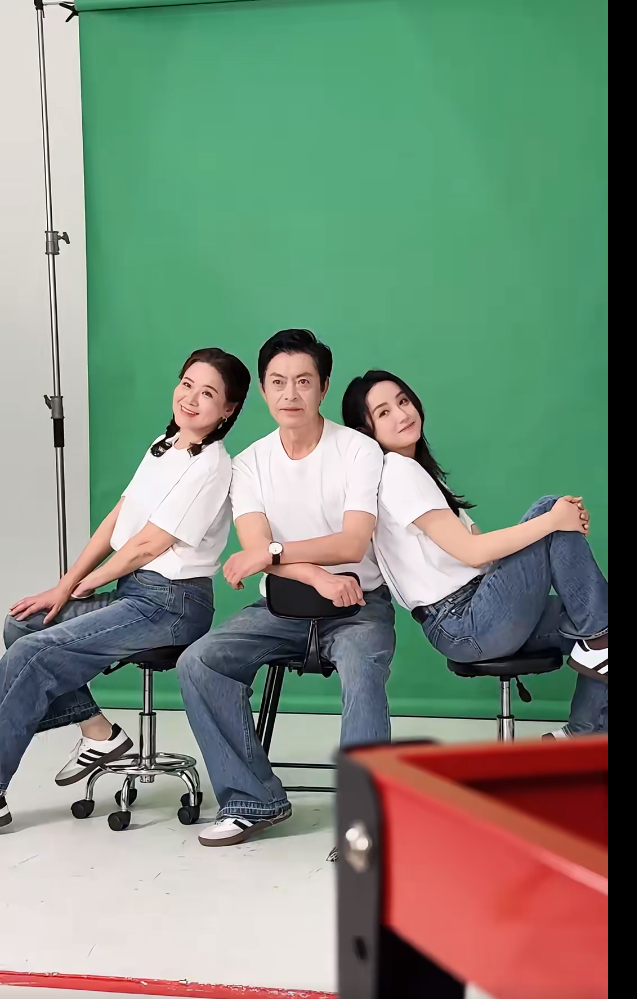 41岁吕一晒全家福!70岁爸爸撞脸刘德华很帅气,钱泳辰缺席引热议