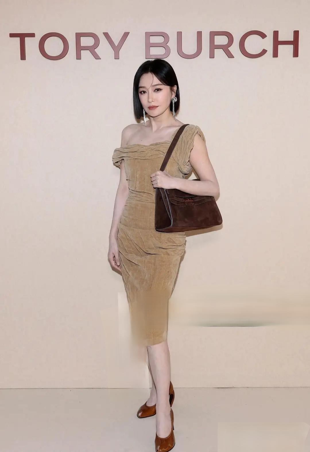 秦岚亮相纽约时装周，驼色露肩裙尽显优雅大气，简约又高级