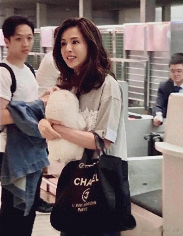 姑姑胖了更惊艳！李若彤亲身证明：年纪大了，有肉才是高级美